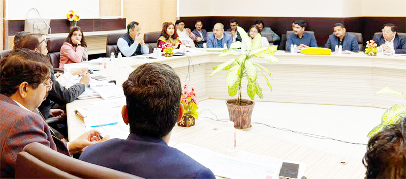 ग्राम्य विकास सचिव धीराज गर्ब्याल ने श्रम, कौशल विकास, आजीविका इत्यादि योजनाओं के समयबद्ध कार्यान्वयन, पात्र लोगों को लाभान्वित कराने के अधिनस्थों को दिए निर्देश