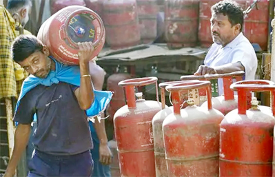 LPG Despite government claims of a reduction in panic bookings, gas shortages have worsened. 20% of consumers are purchasing cylinders worth 4,000-5,000 in black, and gas is unavailable at retail