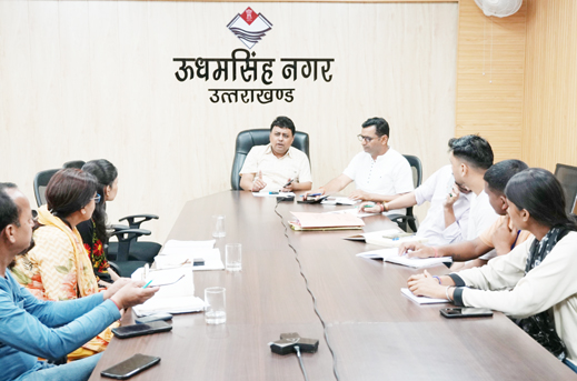 01-04-2026 Rudrapur DM Udham Singh Nagar Nitin Singh Bhadauria directs agencies to home deliver cylinders, not send messages without delivery, as people are not receiving cylinders on time